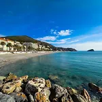 Beaches 400m - Free Garage - Terrace - Smart Tv Apartment Spotorno